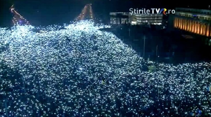 VIRAL. TVR a dat cel mai urmărit clip al zilei: mii de luminiţe au umplut Piaţa Victoriei