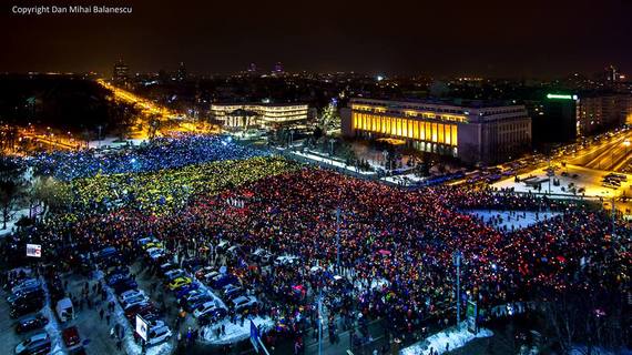 FOTO. Drapelul României din 70.000 de oameni, înconjurul lumii în imagini