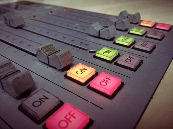 AUDIO. La Guerrilla, despre branduri şi retragerea reclamelor de pe România TV şi Antena 3, cu Raluca Feher şi Petrişor Obae