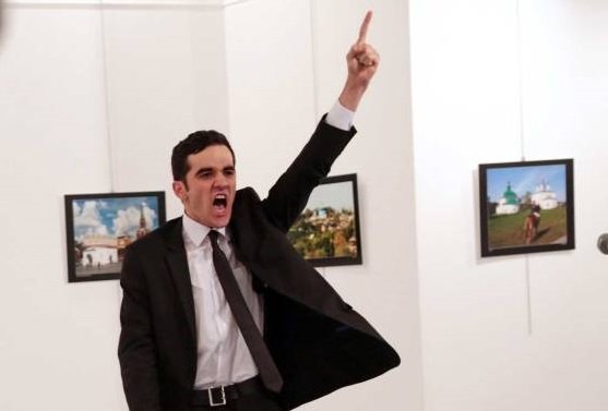 FOTO. Un fotograf român, câştigător la World Press Photo 2017. Cea mai buna poza a anului, de la asasinarea ambasadorului Rus in Turcia