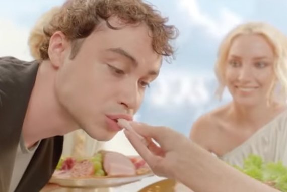 VIDEO. Ce reclame reclamă românii: o napolitană creează panică. Un alt spot e prea "high". Femeile de serviciu, discriminate.