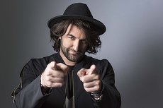 VIDEO. Smiley şi-a lansat vlog şi ia lecţii de la vloggeri deja faimoşi. Cine e în primul episod
