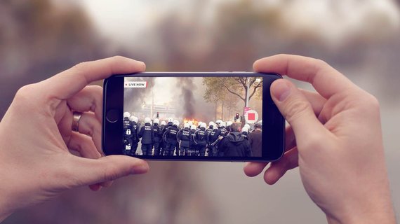 Smartphone Reporter prin WhatsApp. Un indian face bani cu ştiri difuzate prin aplicaţia de chat