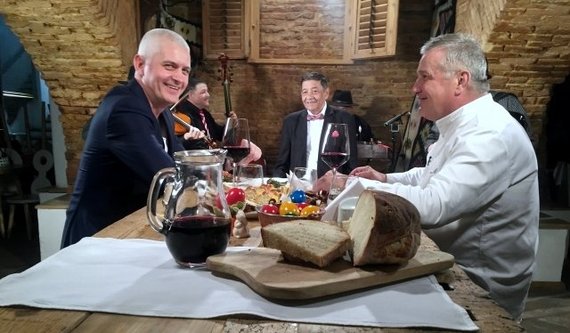 FOTO. DE PAŞTE la TVR 1: Virgil Ianţu, invitatul lui Dinescu la Politică şi delicateţuri... de Paşte