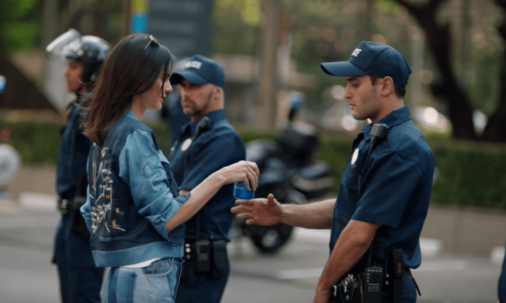 Reversul medaliei. În reclamă, poliţiştii au primit Pepsi. La mitingul real, au luat doze în cap. Reacţie manifestanţilor