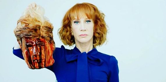 Val de reacţii negative după ce actriţa Kathy Griffin a apărut într-o poză macabră. A pierdut contracte publicitare şi a fost concediată de CNN