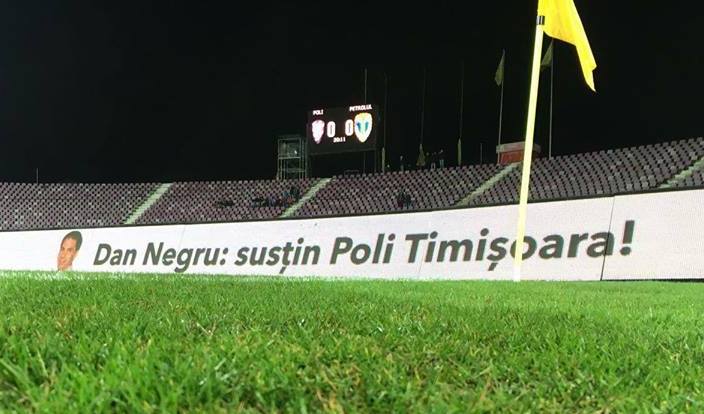 Dan Negru, pe bannerele de pe stadion la meciul dintre Poli Timişoara şi UTA