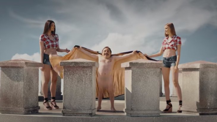Primarul din Târgovişte cere KFC să scoată o reclamă în care apare un bărbat gol pe Turnul Chindiei. "Este ofensator şi revoltător"