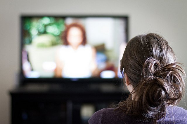 RAPORT. Românii, campioni la uitat la televizor: stau dublu faţă de media globală. Unii au şi patru televizoare acasă