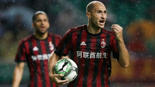 Partida Craiova - AC Milan, în pericol să nu se vadă la TV în România. TVR nu mai vrea drepturile TV, negocierile cu Digi, în impas