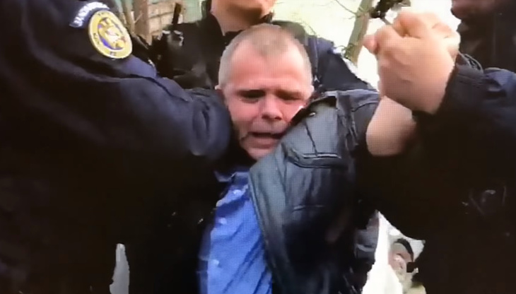 Mălin Bot, ridicat de jandarmi în timp ce protesta în faţa sediului PSD