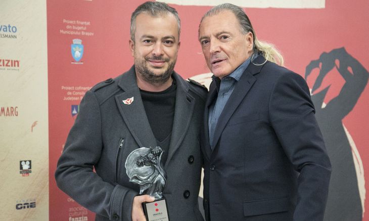 Dragoş Buliga şi Armand Assante, cu trofeul Dracula Film Festival, primul premiu obţinut de producţia regizată de el