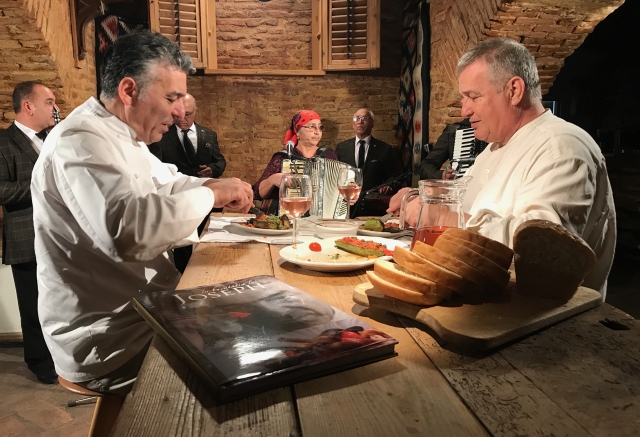 Mircea Dinescu face din nou Politică şi delicateţuri. Chef Hadad, în prima ediţie, invitat la un „şalău pictat”