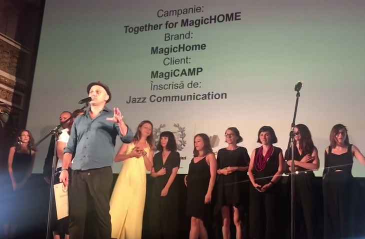 VIDEO. Momente emoţionante. Campania Magic Home, aplaudată în picioare de sute de publicitari pentru Marele Premiu Effie