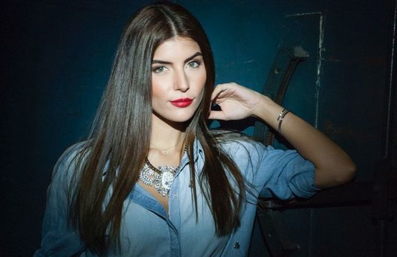 TVR 1 spunea Povestea Cerbului, cu fiica lui Mădălin Voicu prezentatoare. Serie de emisiuni despre ediţiile precedente ale emisiunii