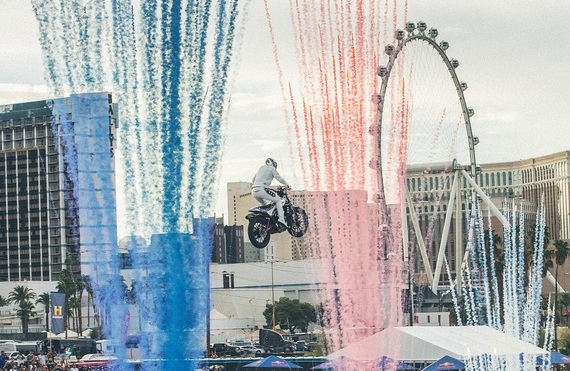 Un show History de cascadorii pe motocicletă se vede şi în România