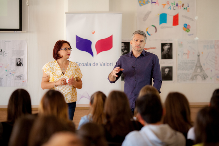 Aproape jumătate din liceenii români distribuie fake news. Proiect de educaţie "Găina care a născut vii", cu Tudor Muşat şi Ana-Maria Diceanu