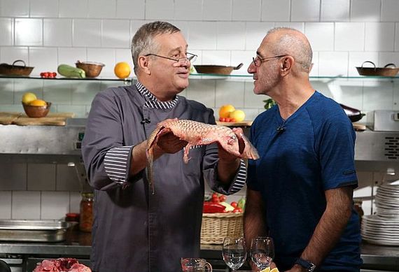 Politică, delicateţuri şi... actorie. Actorul Răzvan Vasilescu merge duminică în bucătăria lui Dinescu