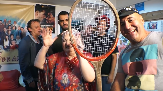 Grupul Vouă lansează Vouă TV. Aluzii la stand-uperi: când nimic nu ai a spune, te apuci sa-ţi scoţi şi să-ţi bagi. Jalnic mod de a face umor