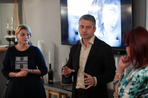 STUDIU. Liceenii români au distribuit ştiri false fără să-şi dea seama şi au încredere mai mare în „influenceri” decât în presa tradiţională