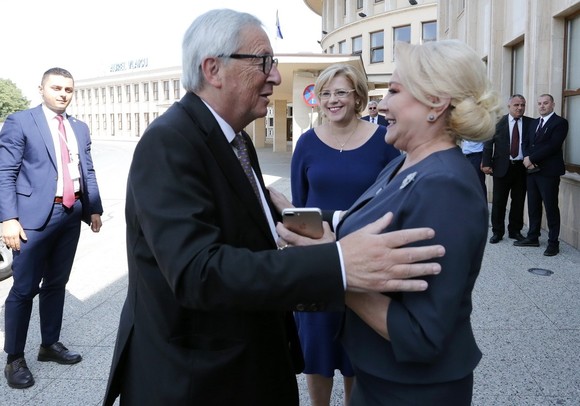 Viorica Dăncilă şi Jean Claude Juncker, la plecarea şefului Comisiei Europene de la Băneasa