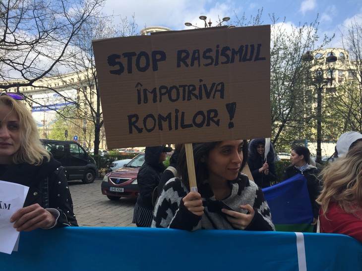 FOTO-VIDEO. Romii, protest în faţa CNA. Reproşează instituţiei că nu sancţionează posturile care „incită la ură impotriva romilor”