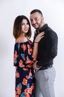 Denisa (21 de ani) şi Adrian (24 de ani) sunt împreună de cinci ani şi se gândesc deja la următorul pas în relaţia lor, căsătoria. S-au cunoscut prin intermediul prietenilor, iar el a fost cel care a cucerit-o, fiind şi primul iubit al tinerei. 