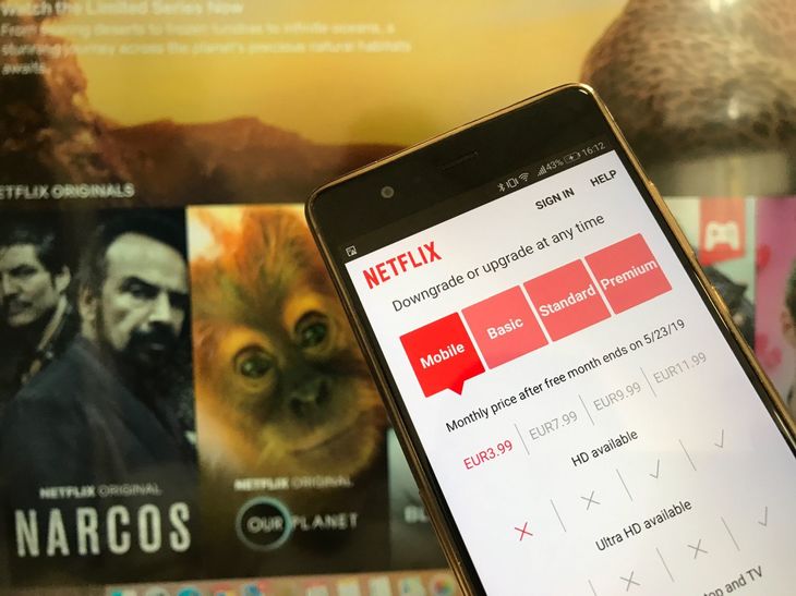 Netflix mai ieftin doar pe mobil. Platforma testează o nouă variantă de abonament pentru România. La ce preţ