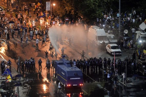 Tolontan: Agerpres a dat TOATE filmările şi fotografiile manifestanţilor din 10 august la cererea poliţiei lui Carmen Dan „ca să fie identificaţi oamenii”! Şeful departamentului video a refuzat, dar conducerea s-a executat