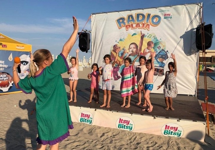 Radio Itsy Bitsy şi-a făcut studio la mare, vara aceasta. Unde este "Radio Plaja"?