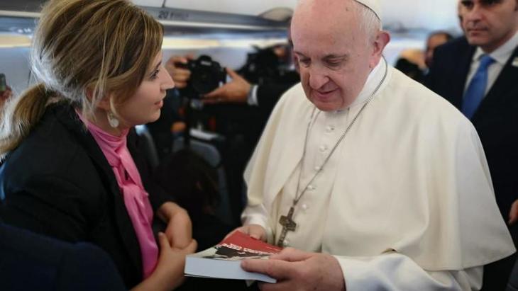Sursa foto: Digi 24. Sanda Nicola i-a dăruit Papei Francisc o carte în italiană cu memoriile episcopului-martir Iuliu Hossu, beatificat de Sfântul Părinte la Blaj