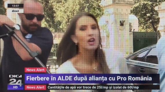 VIDEO. Ca între colegi. Nu a avut loc de ea. Jurnalistă Digi 24, lovită în direct de un operator. Din greşeală