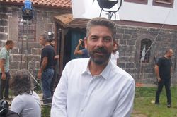 Sinan Tuzcu. În film, e Mustafa, fratele personajului principal 