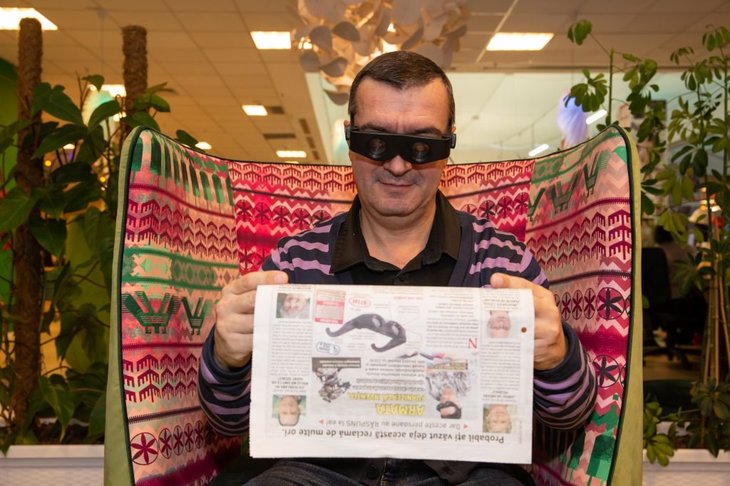 Reporterul Libertatea Viorel Tudorache a comandat ochelarii binoclu | Foto: Vlad Chirea 