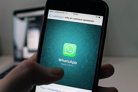 VIDEO - SocialWeb. „Dark Mode” şi pe WhatsApp. Cum arată? Care sunt cele mai instagramabile mâncăruri