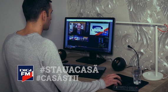 VIDEO. Imagini cu munca din „redacţia” de-acasă Digi FM. Cum se lucrează de-acasă în radio? Montaj video FM din sufragerie