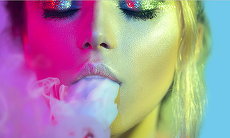 Fum şi influenceri. Cât este de moral să profiţi de “cannabis” ca să îţi promovezi un produs? Ţigări electronice, la un influencer cu mulţi copii abonaţi