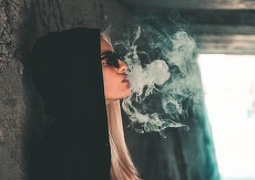 STUDIU. Prin online şi influenceri, industria de ţigări evită reglementările. Fără reclame, scade mult fumatul
