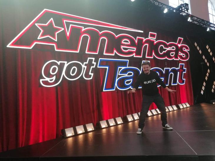 VIDEO. România ajunge la America`s Got Talent. Petru Stratulat, om de radio, şi echipa sa au impresionat juriul show-ului de talente