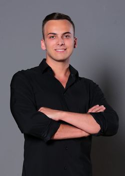 Andrei David are 25 de ani si este din Braşov. Este inginer în ştiinţa calculatoarelor, iar ca hobby practica dansul latino: salsa şi bachata.