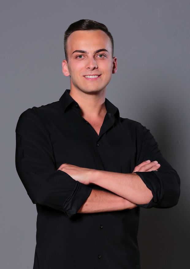 Andrei David are 25 de ani si este din Braşov. Este inginer în ştiinţa calculatoarelor, iar ca hobby practica dansul latino: salsa şi bachata.