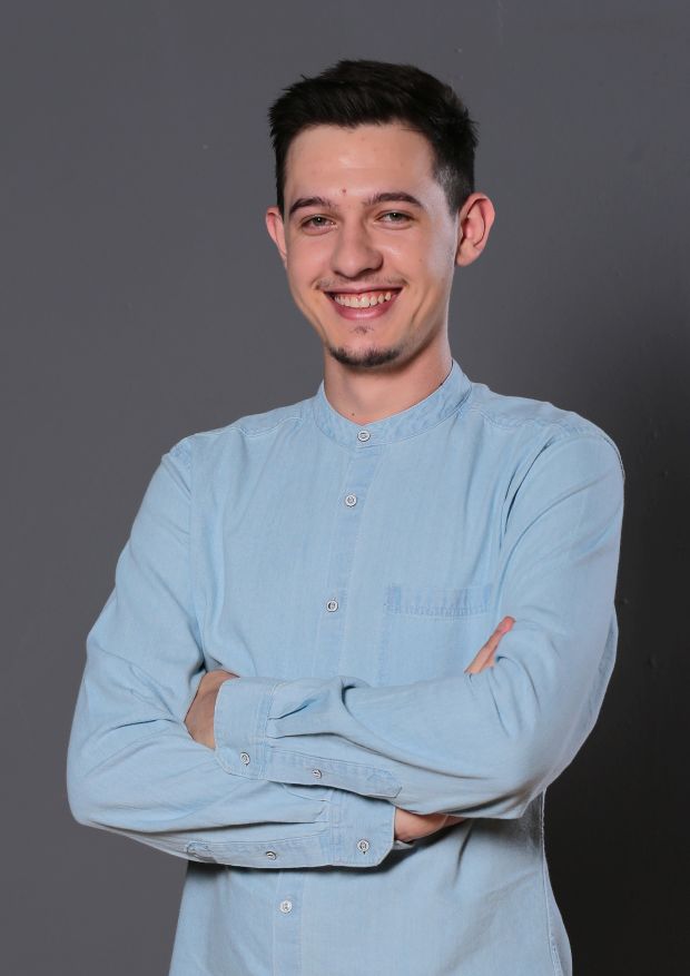 Cristian Comanici are 22 de ani şi este din Tecuci. A activat în mai multe domenii, printre care construcţii, informatica, iar ultima ocupaţie a fost aceea de game tester. Este pasionat de lectura, documentare şi jocuri video. 