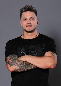 Alexandru Claudiu Laurentiu are 27 ani, este din Galaţi şi este instructor de fitness.