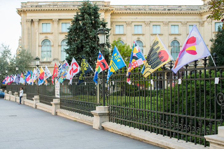 FOTO. Steagul şi judeţul: 42 de artişti au creat 42 de steaguri, pentru fiecare judeţ al ţării