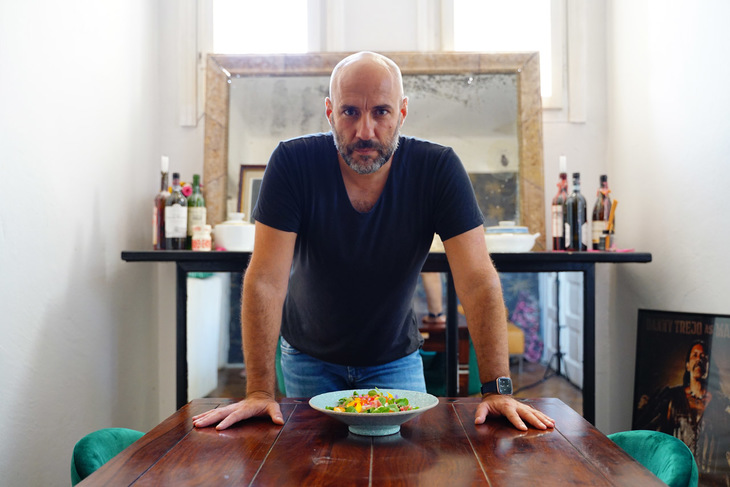 (P) TV Paprika a lansat un nou show culinar,  "Culoare în farfurie” cu chef Radu Dumitrescu