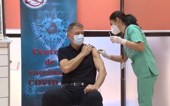 VACCINUL la noi. Românii îşi iau informaţiile despre vaccin de la TV, dar ziariştii sunt printre ultimii care i-ar putea convinge să se vaccineze. Iohannis şi Arafat, printre „influencerii” vaccinării