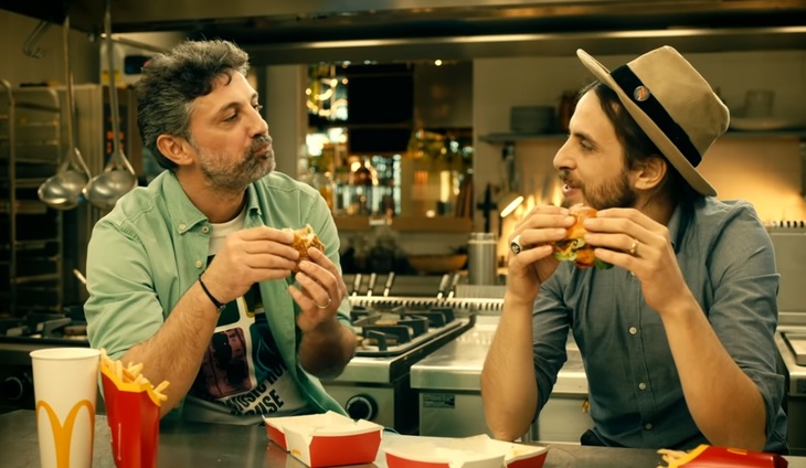 VIDEO. Andi Vasluianu şi chef Foa, actori principali în cel mai recent spot McDonald's. Cei doi „testează” burgeri