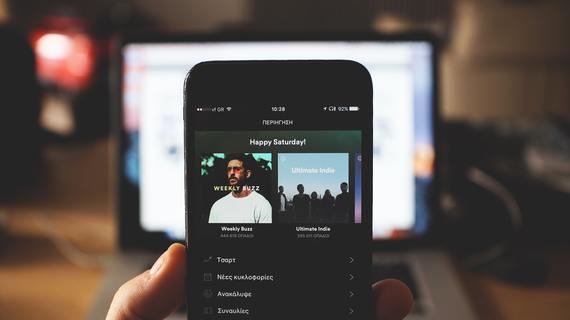 Creşte numărul oamenilor care plătesc pentru Spotify. Platforma anunţă plusuri importante