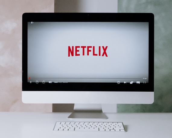 Netflix testează o măsură nouă. Ar putea limita împărţirea parolei unui cont între mai multe persoane