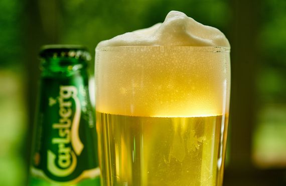 FOTO. Siglă nouă. Brandul de bere Carlsberg are o nouă identitate. Cum arăta şi cum arată acum?